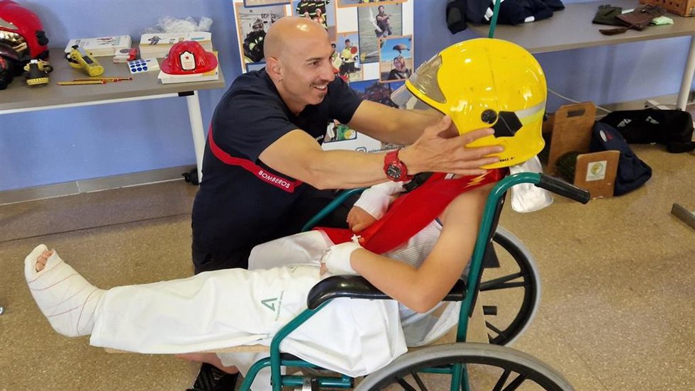El Clínico San Cecilio ha celerbrado el Día de la Infancia Hospitalizada con una jornada lúdica y participativa con la participación de integrantes de varios cuerpos de seguridad, así como de asociaciones y colectivos.