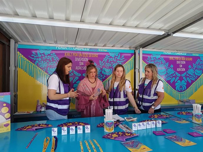 La delegada de Igualdad, Susana Sánchez, en el Punto Violeta de la Feria de Jerez de la Frontera (Cádiz)