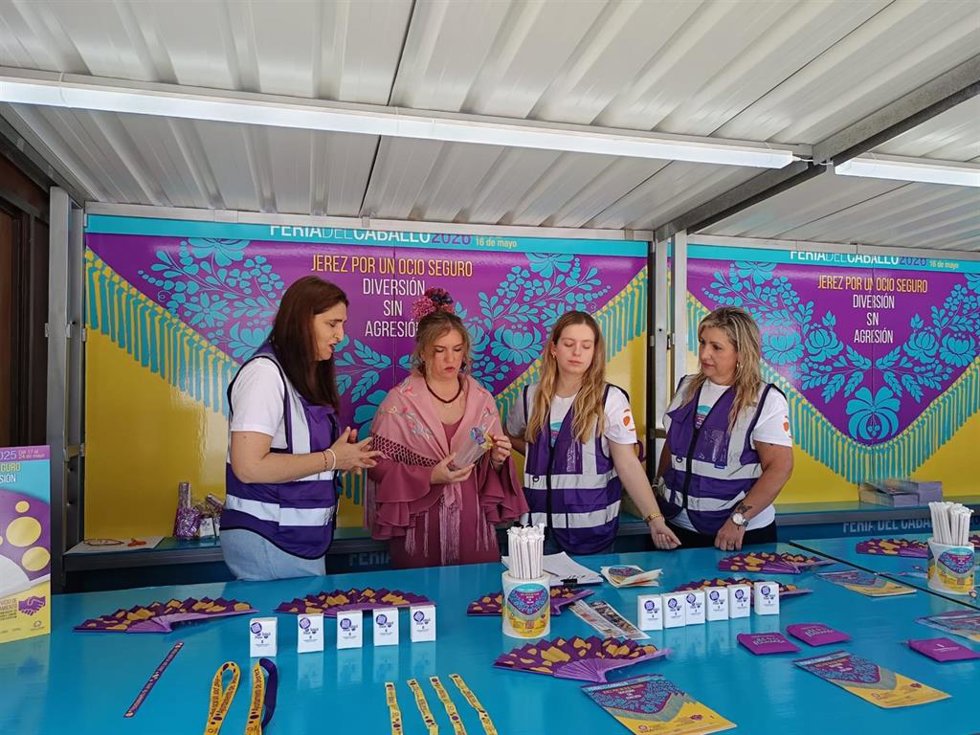 La delegada de Igualdad, Susana Sánchez, en el Punto Violeta de la Feria de Jerez de la Frontera (Cádiz)