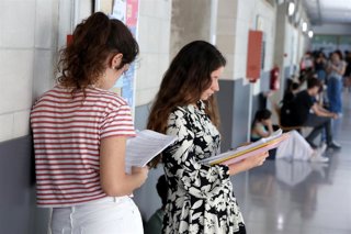 Archivo - Varios alumnos repasan antes de comenzar uno de los exámenes de Selectividad 