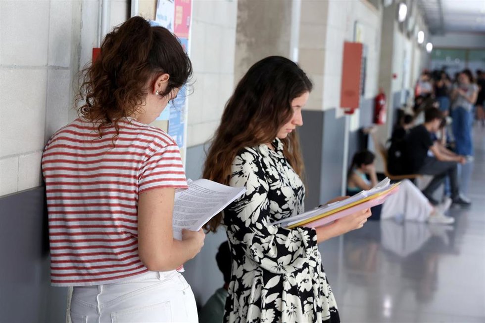 Archivo - Varios alumnos repasan antes de comenzar uno de los exámenes de Selectividad 