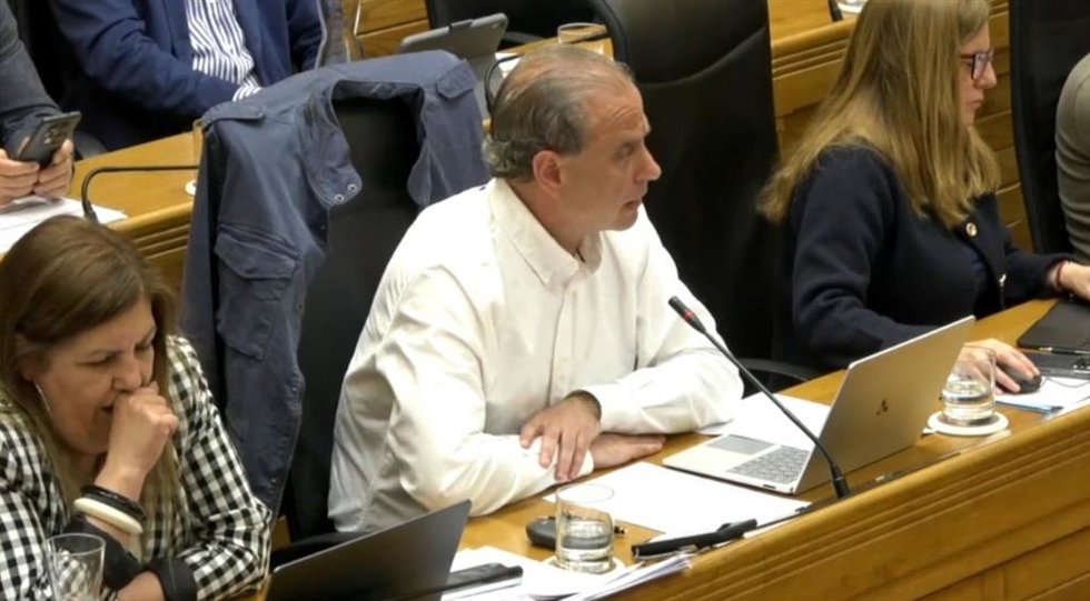 El concejal del Grupo Municipal Socialista de Gijón, Tino Vaquero, interviene en el Pleno Municipal gijonés.