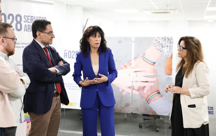 La ministra de Igualdad, Ana Redondo (c), durante su visita institucional a las instalaciones de la calle Marqués de Ahumada en Madrid, sede central del servicio 028, a 13 de mayo de 2026, en Madrid (España). 