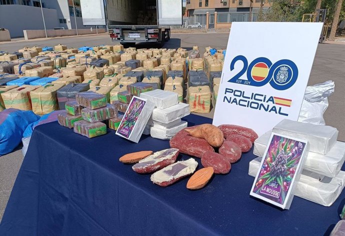 Archivo - Tonealdas de hachís intervenido en Almería que viajaba oculto entre sandías y en el interior de batatas falsas.