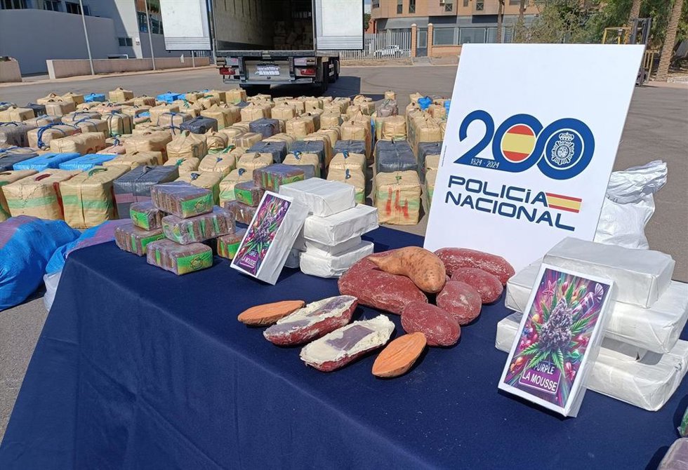Archivo - Tonealdas de hachís intervenido en Almería que viajaba oculto entre sandías y en el interior de batatas falsas.