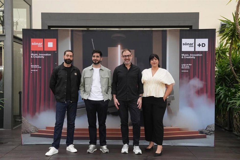 El director del Sónar 2026, François Jozic (2d), el responsable de programación Christian Soares (1i) y la directora de Sónar+D Andrea Faroppa (1d), posan durante la presentación del Sónar 2026, en la Antiga Fàbrica Damm