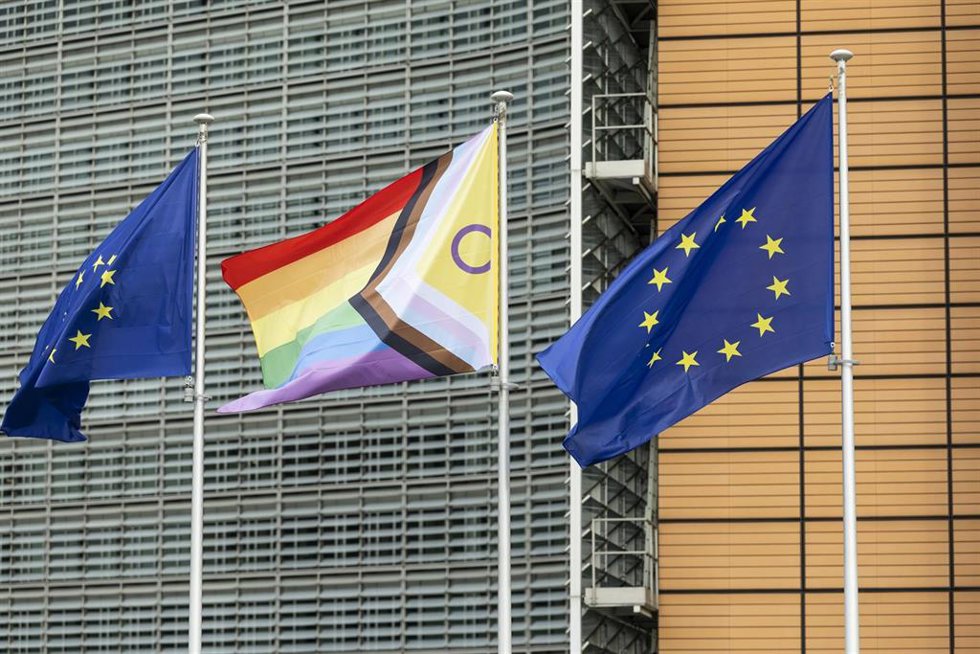 La bandera LGTBIQ+ frente al edificio Berlaymont, sede de la Comisión Europea