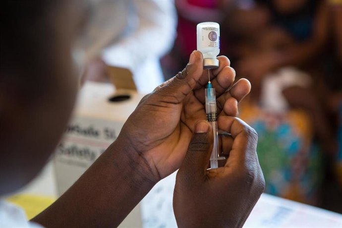 Archivo - Imagen de recurso de una vacunación infantil en África.