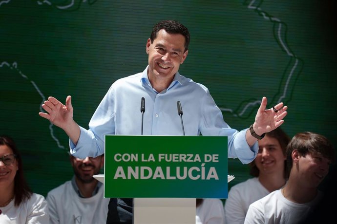 El presidente del PP andaluz y candidato a la reelección, Juanma Moreno, interviene en un acto de campaña en la capital gaditana. A 13 de mayo de 2026 en Cádiz, (Andalucía, España)