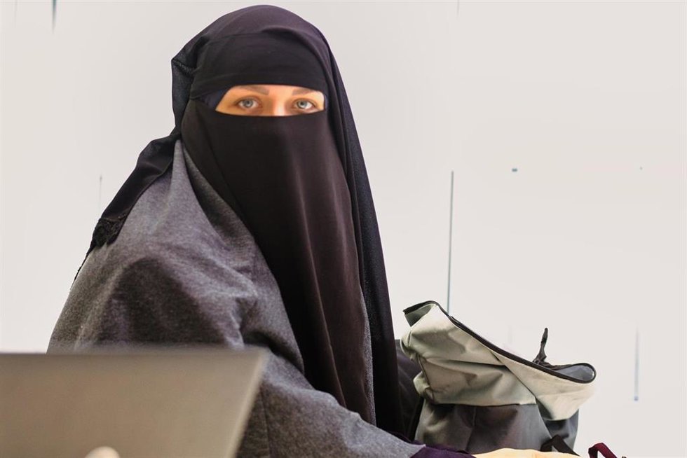 Archivo - 27 January 2025, Berlin: A veiled woman sits in a courtroom at the administrative court in Berlin, where she is challenging the state's decision to deny her the right to drive while wearing a face-covering veil (niqab). Arguing that the ruling v