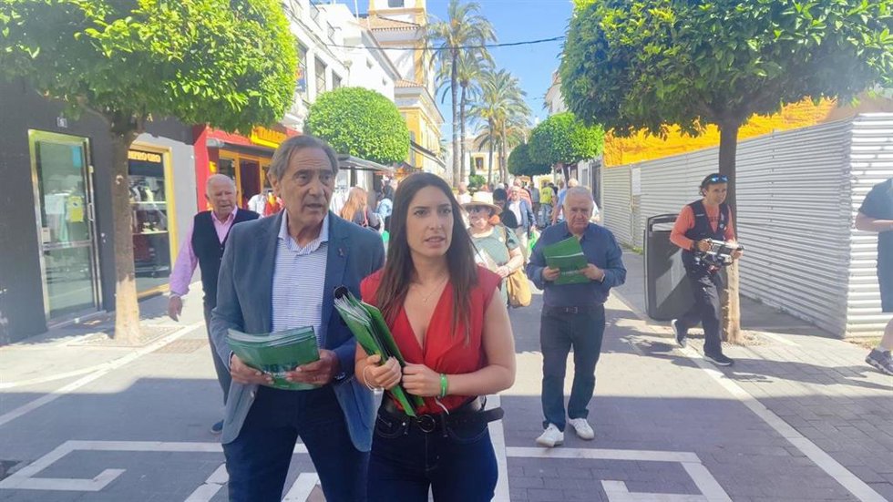 La portavoz del PSOE de Málaga y candidata, Ana Villarejo, y el secretario general del PSOE de San Pedro Alcántara, Enrique Ruiz