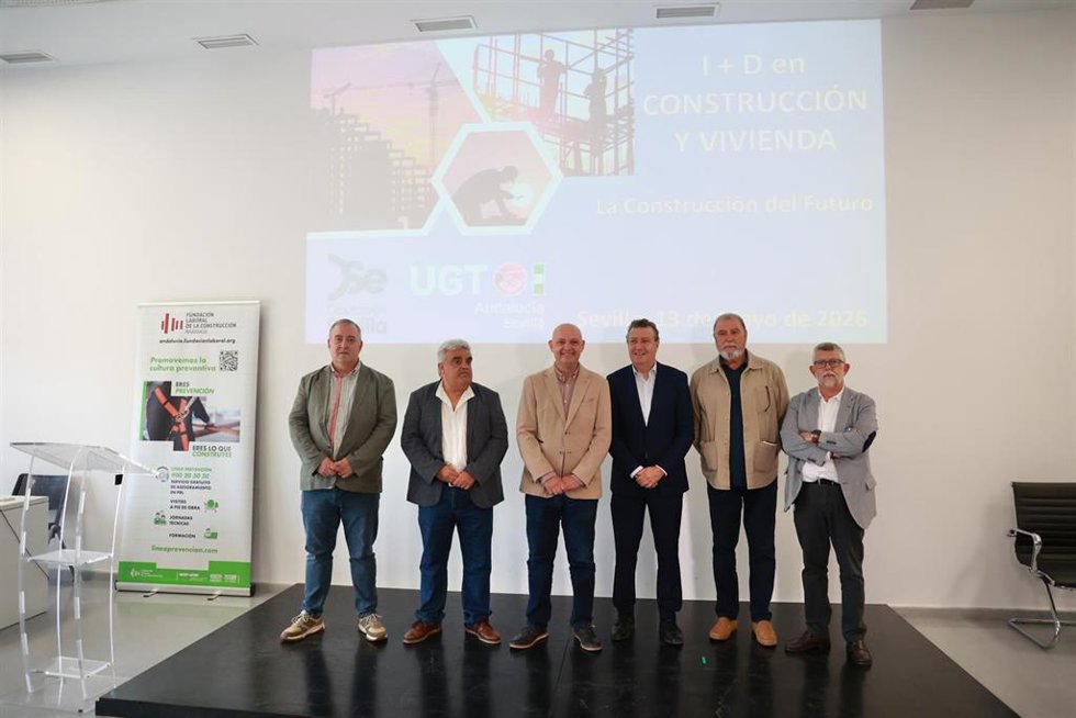 El alcalde de Dos Hermanas y el presidente de la Diputación, ambos en el centro, en la foto de familia previa al foro sobre vivienda organizado por UGT-FICA.