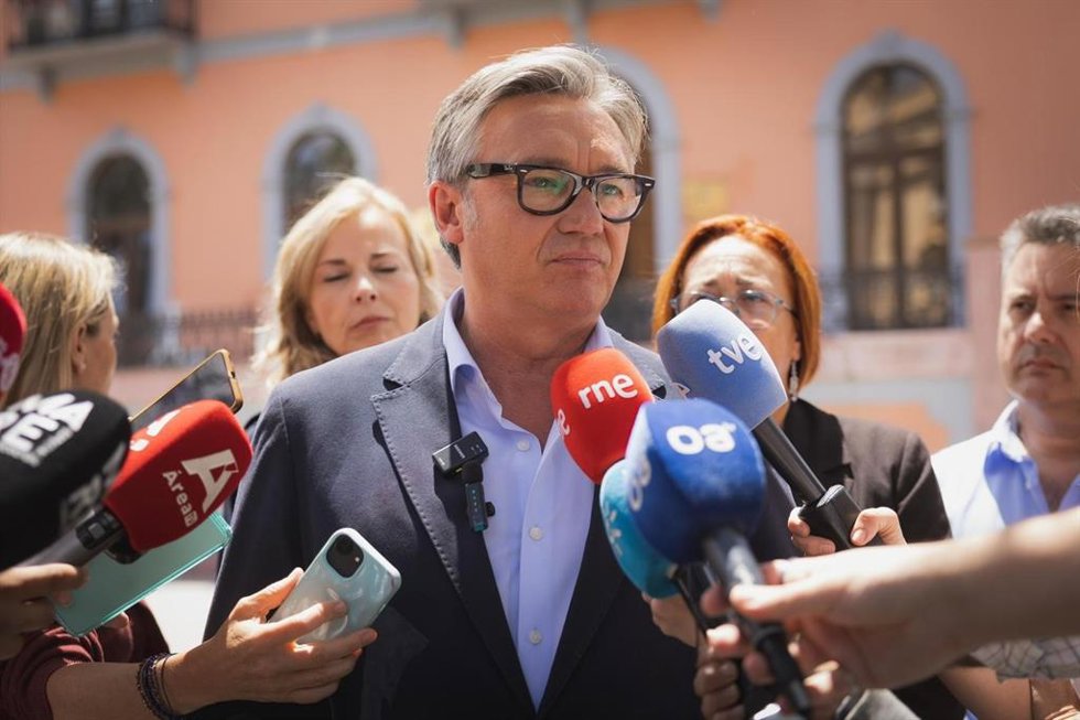 El candidato de Vox a la Presidencia de Andalucía, Manuel Gavira, atendiendo a los medios en Algeciras (Cádiz)