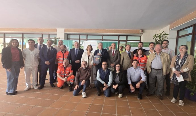 Acto de entrega desfibriladores a las hermandades rocieras que hacen el Camino de Sevilla, en el Hospital San Juan de Dios de Bormujos.