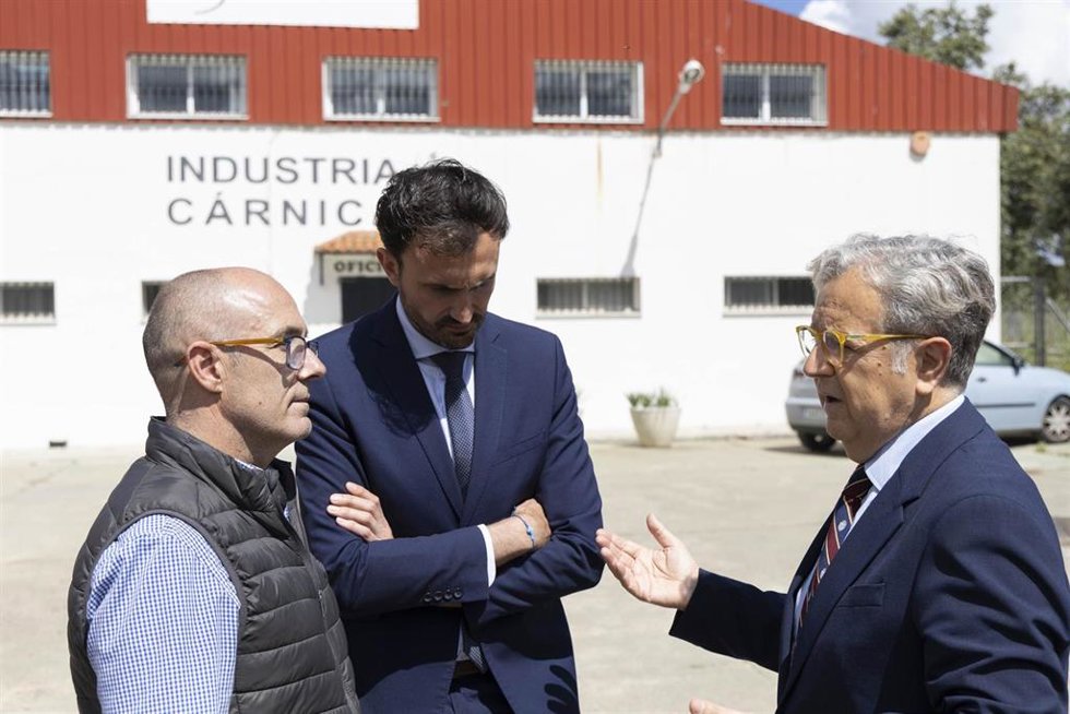 El presidente de la Diputación, Salvador Fuentes (dcha.), en su visita a Villanueva de Córdoba.