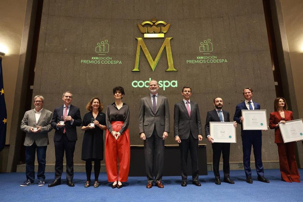 El Rey junto con los galardonados con los Premios Codespa.