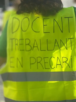 La comunidad educativa del CEIP Max Aub de València ha llevado a cabo una acción simbólica y reivindicativa en defensa de una escuela pública de calidad.