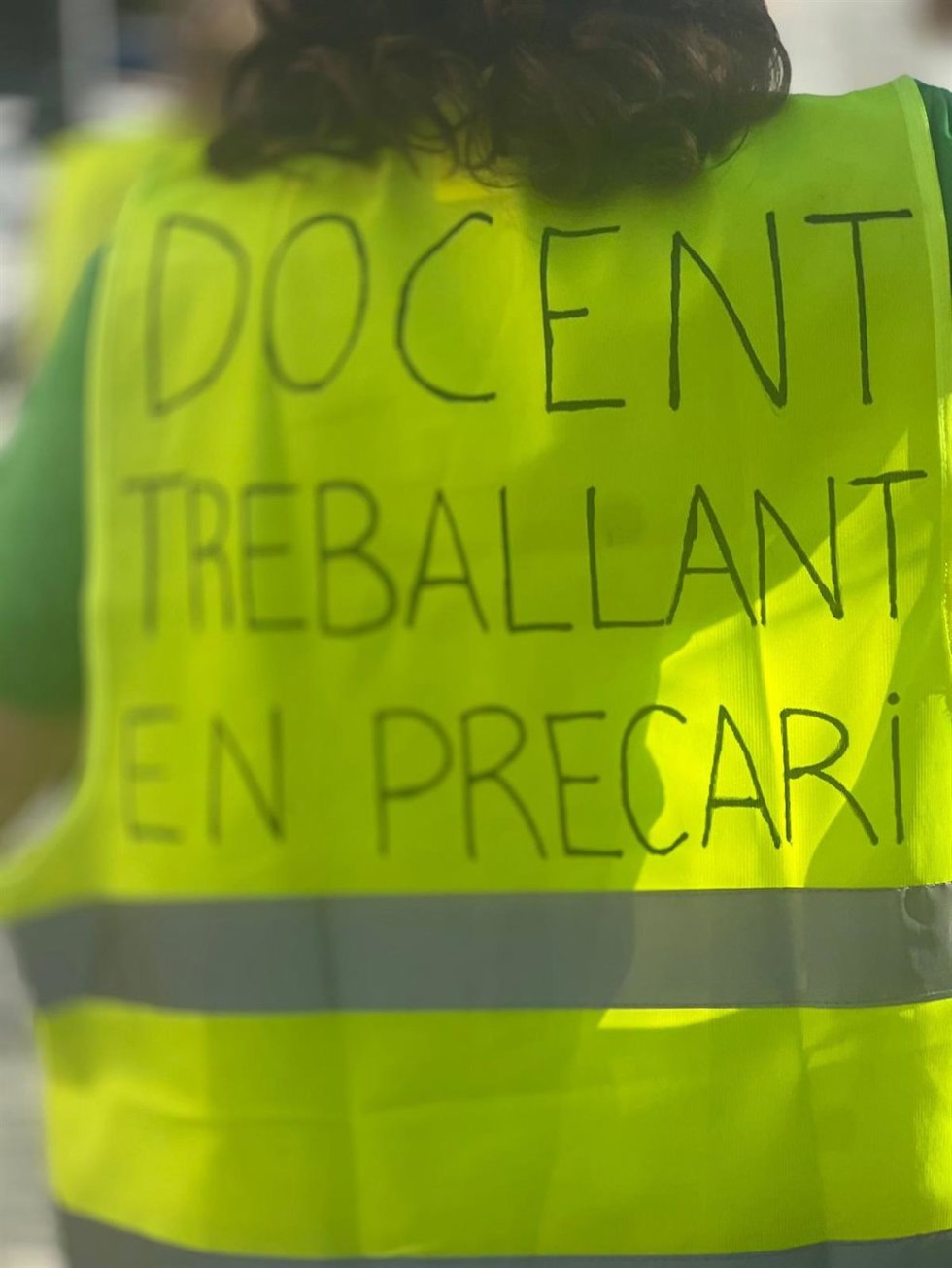 La comunidad educativa del CEIP Max Aub de València ha llevado a cabo una acción simbólica y reivindicativa en defensa de una escuela pública de calidad.