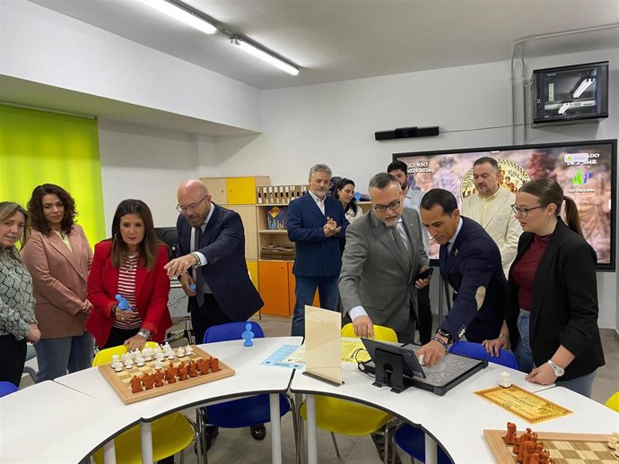 Visita al IES Oretania para conocer el proyecto Cástulo Renace.