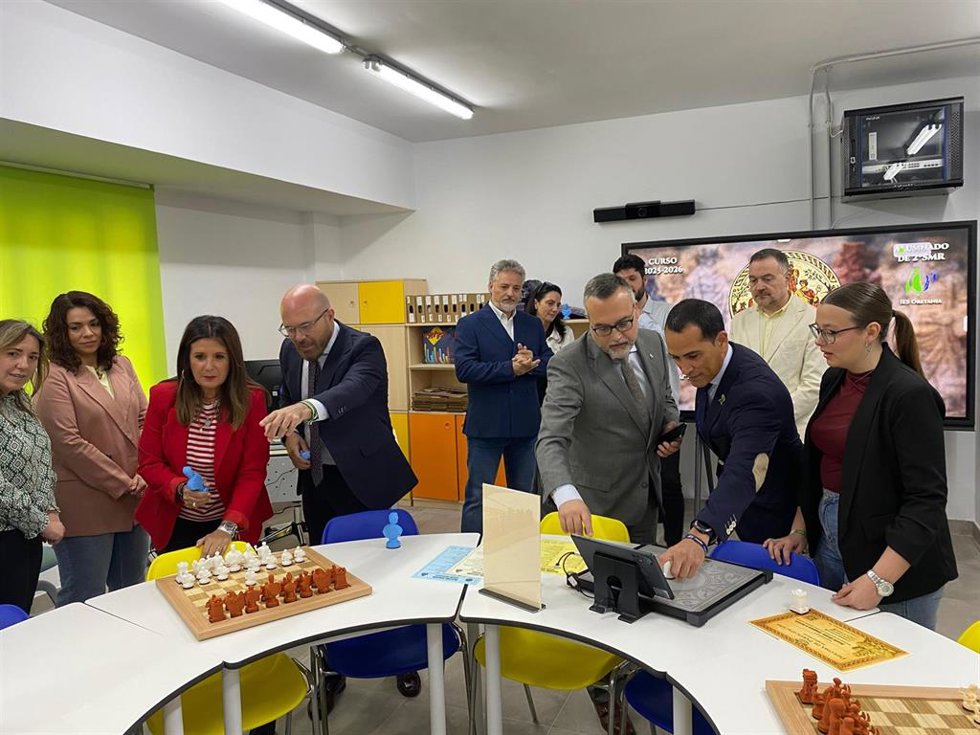 Visita al IES Oretania para conocer el proyecto Cástulo Renace.
