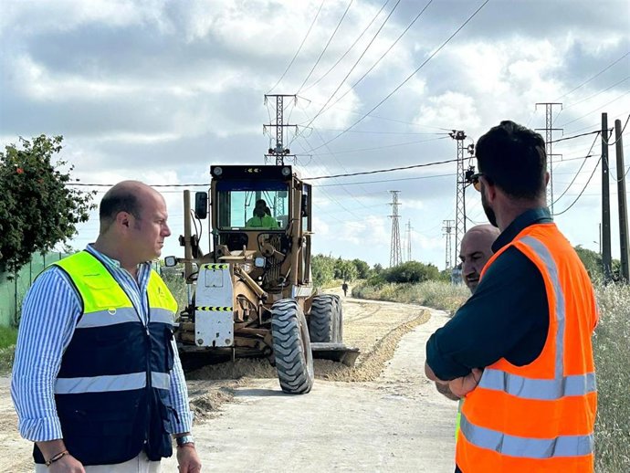 El delegado territorial de Sostenibilidad y Medio Ambiente de la Junta de Andalucía en Cádiz, Óscar Curtido, supervisa una actuación de emergencia en una vía pecuaria de Rota