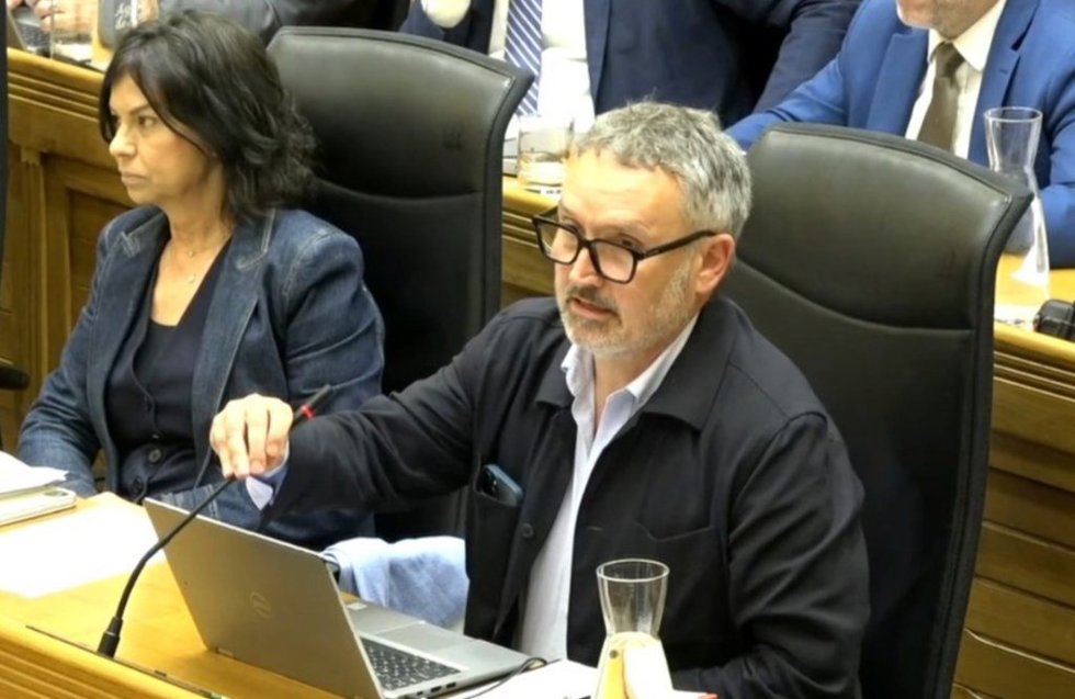 El concejal de Infraestructuras Urbanas y Rurales de Gijón, Gilberto Villoria, interviene en el Pleno Municipal gijonés.