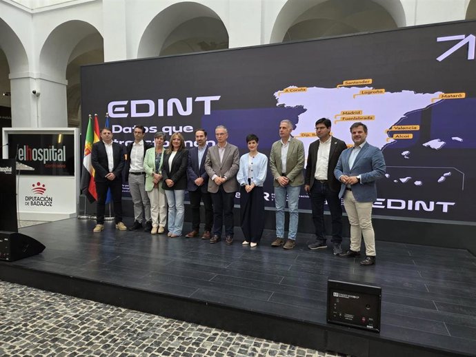 Autoridades en el acto de clausura de la primera fase del proyecto Edint