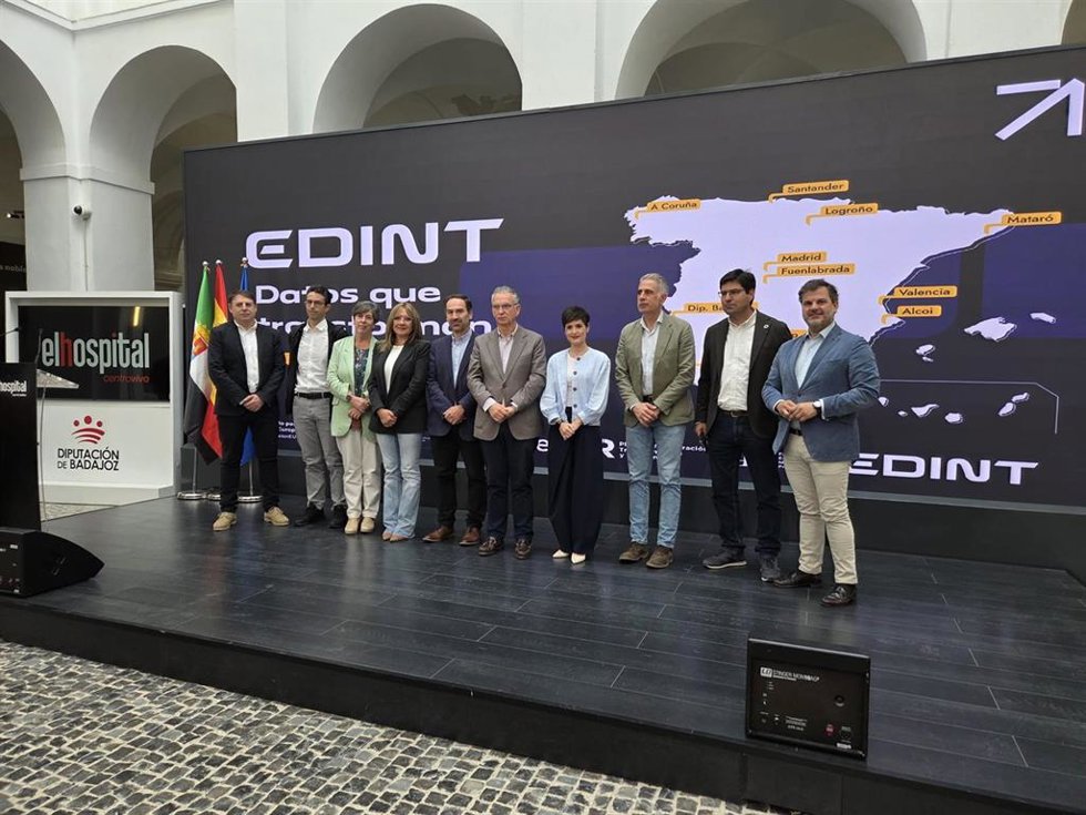Autoridades en el acto de clausura de la primera fase del proyecto Edint