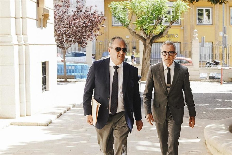 El presidente de la Cámara de Comercio de Alicante y de la Federación Alicantina de Comercio de la Pyme (Facpyme), Carlos Baño (i), este miércoles a su llegada a la Diputación de Alicante junto con Jesús Navarro (d), vicepresidente de la entidad cameral
