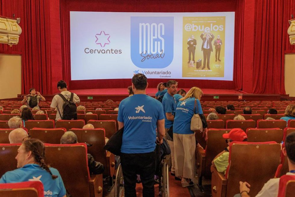 Voluntarios de CaixaBank con personas mayores en el Cine Cervantes de Sevilla.