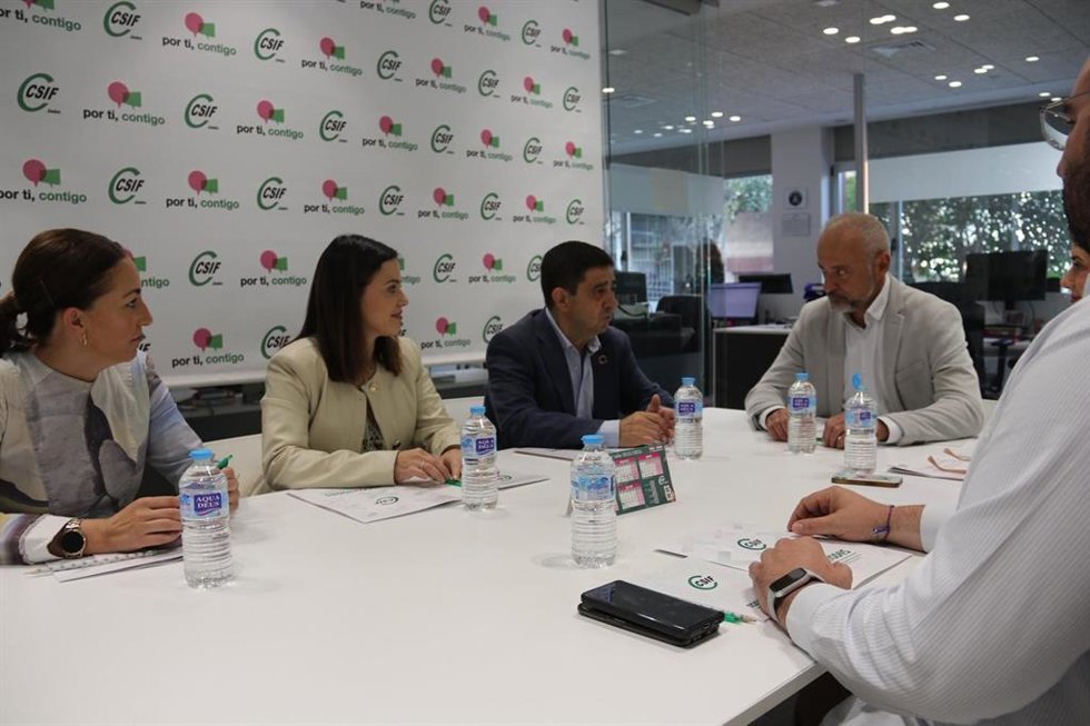 Francisco Reyes (c), en la reunión con responsables de Csif en Jaén.