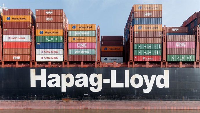 Archivo - FILED - 25 March 2022, Hamburg: A container ship belonging to the German container shipping company Hapag-Lloyd can be seen at Hamburg's container terminal. Photo: Markus Scholz/dpa