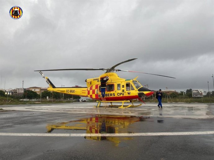 Archivo - Imagen del helicóptero del Consorcio preparado para el rescate