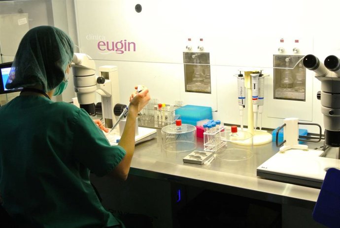 Archivo - Una persona trabaja en un laboratorio.