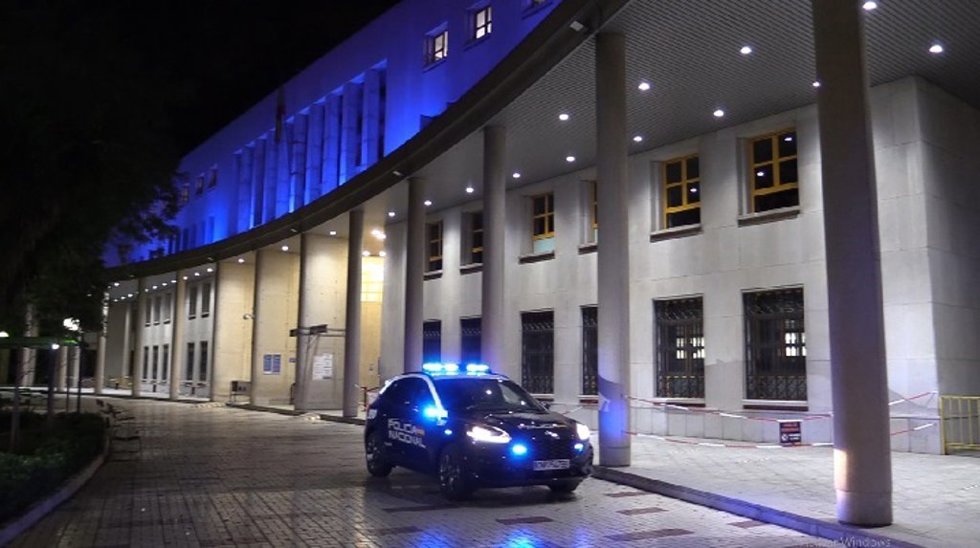 Archivo - Coche de la Policía Nacional en la puerta de la Comisaría de Málaga.