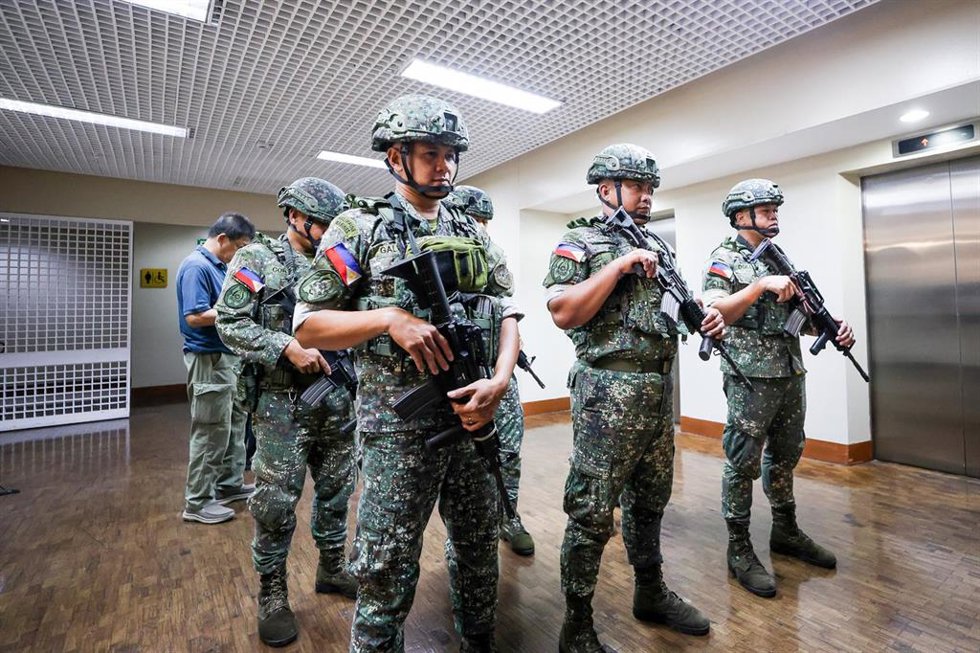 Soldados dentro del complejo del Senado filipino en la ciudad de Pasay, Filipinas.