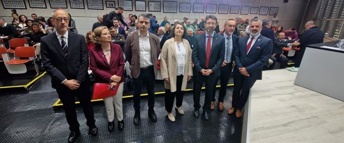 El viceconsejero de Industria, Juan Carlos Campo (tercero por la izquierda en la imagen), durante la inauguración de la jornada 'Horizontes de la minería: exploración de minerales críticos y estratégicos en Asturias'.