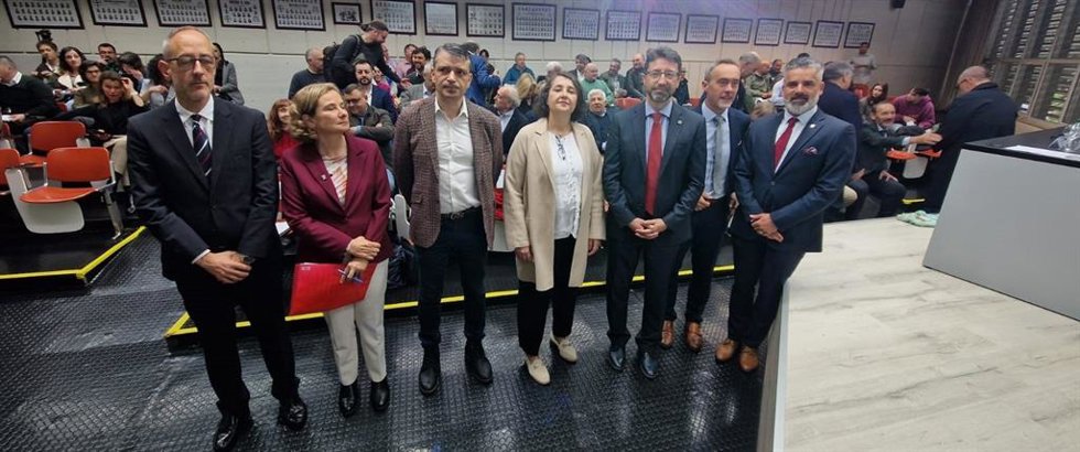El viceconsejero de Industria, Juan Carlos Campo (tercero por la izquierda en la imagen), durante la inauguración de la jornada 'Horizontes de la minería: exploración de minerales críticos y estratégicos en Asturias'.