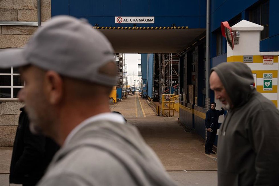 Trabajadores del Metal ante un astillero en Vigo, vacío en la jornada de huelga, a 13 de mayo de 2026