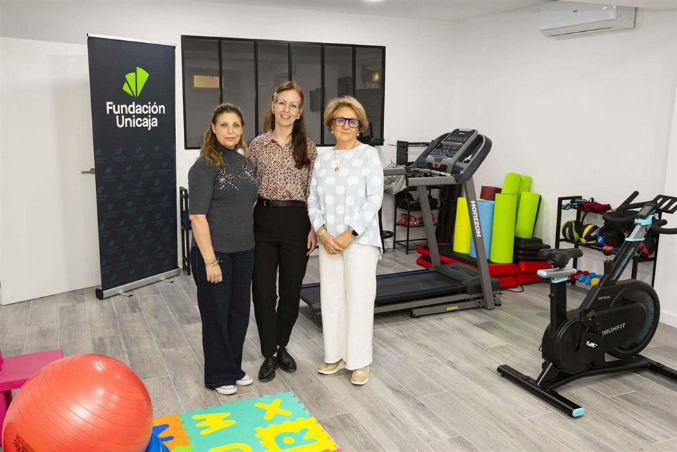 La responsable de Fundación Unicaja en Almería, Esther Jerez,  visita junto a la presidenta de la Asociación Argar, Rosa Onieva, una de las sesiones de fisioterapia que se ofrecen en la sala de rehabilitación.
