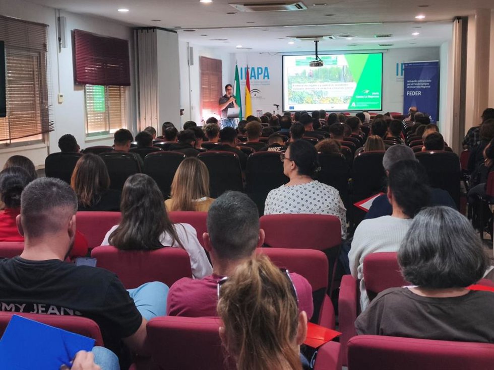 Asistentes a la jornada técnica sobre biodiversidad y nutrición del suelo en horticultura ecológica celebrada en el centro Ifapa de La Mojonera (Almería).
