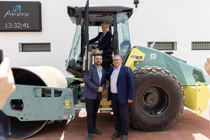 El presidente de la Diputación de Córdoba, Salvador Fuentes, en la cabina del nuevo rodillo compactador para la zona norte de Córdoba.