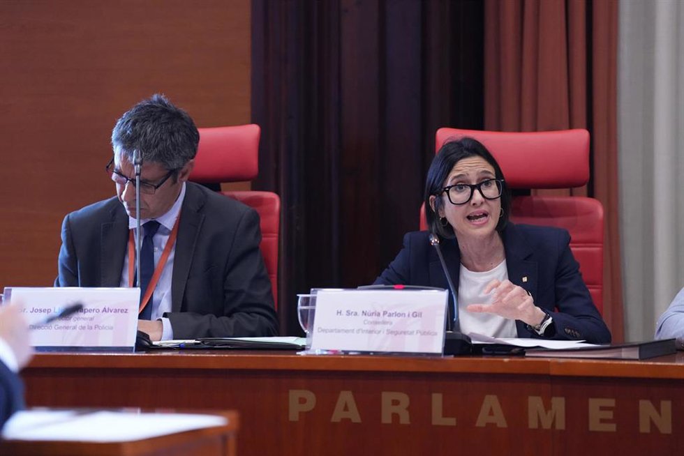 La consellera de Interior y Seguridad Pública, Núria Parlon, junto con el director general de los Mossos d'Esquadra, Josep Lluís Trapero, en la Comisión de Interior y Seguridad Pública de este miércoles