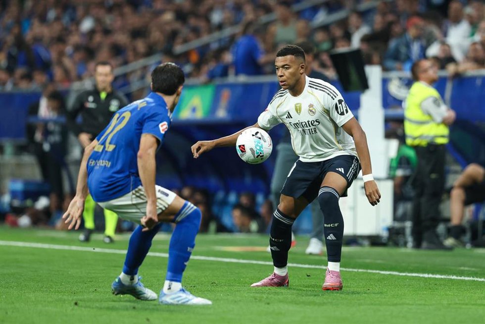 Archivo - Nacho Vidal (Real Oviedo) defiende a Kylian Mbappé (Real Madrid CF), en el partido de LaLiga EA Sports 2025-26 en el Carlos Tartiere.