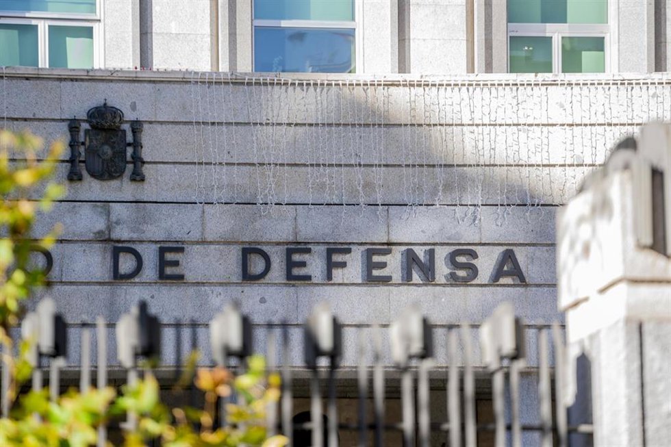 Archivo - Fachada del Ministerio de Defensa donde se ha recibido un paquete bomba, a 1 de diciembre de 2022, en Madrid (España).