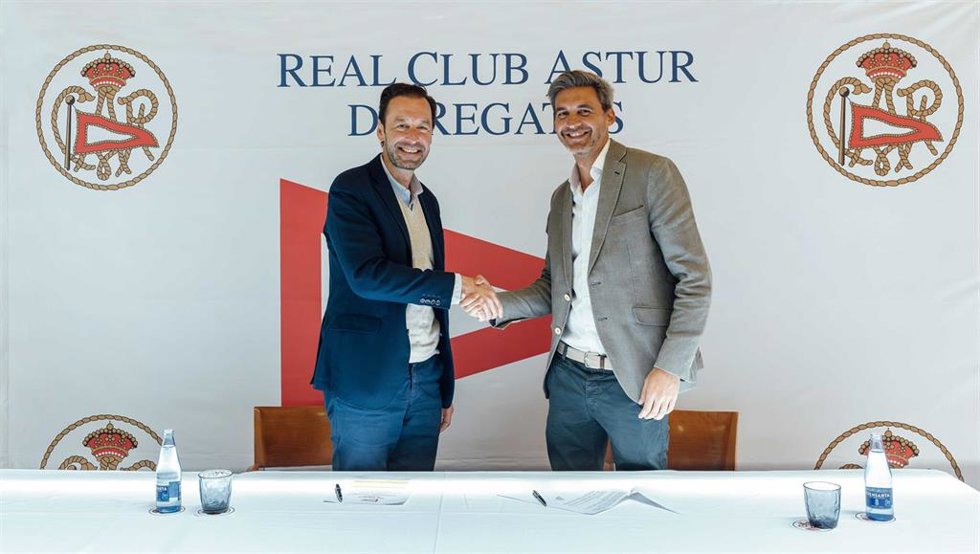El presidente del RCAR, José María Landa y el gerente de Marina y Pesca de Repsol, Miguel Sierra.