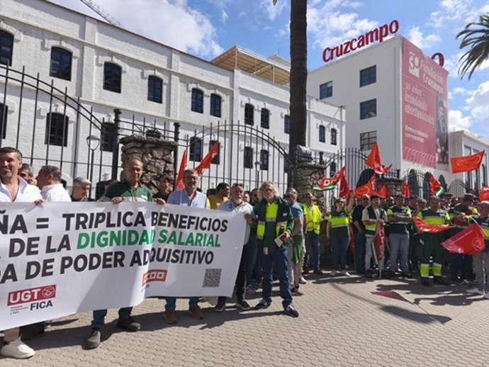Concentración de los trabajadores a las puertas de Heineken.