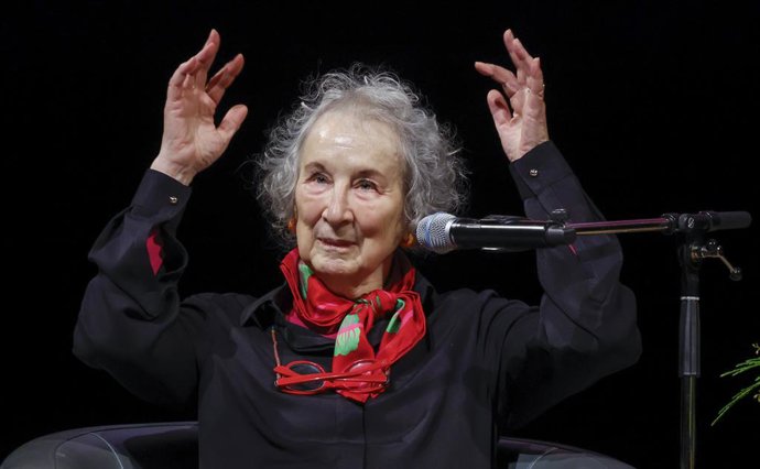 Archivo - December 10, 2025, Calgary, Ab, CANADA: Margaret Atwood gestures as she speaks with Heather O'Neill during an on stage interview in Calgary, Wednesday, Dec. 10, 2025.
