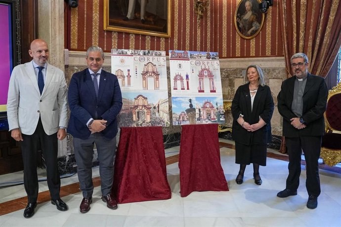 Foto de familia tras la presentación del diseño de las portadas del Corpus.