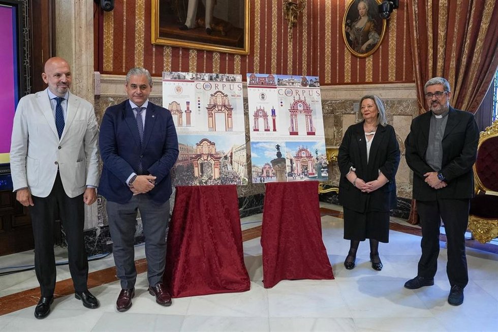 Foto de familia tras la presentación del diseño de las portadas del Corpus.